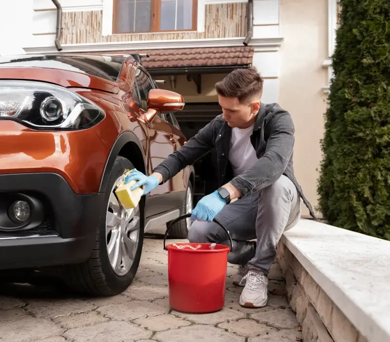 Lavage auto à domicile Séglien : professionnel intervenant sur un véhicule